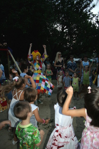 Дітлахів розважали веселі клоуни