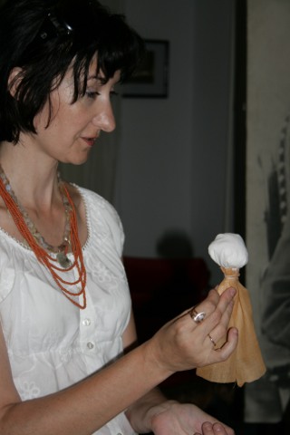 Наталія Свиридюк проводить майстер-клас з виготовлення ляльки-мотанки