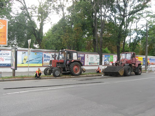 Ямковий ремонт вулиці Жовтнева у Полтаві. Загалом у місті на дорогах працює 7 бригад з 50 осіб, 15 одиниць техніки.