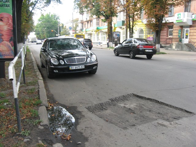 Ямковий ремонт вулиці Жовтнева у Полтаві. Загалом у місті на дорогах працює 7 бригад з 50 осіб, 15 одиниць техніки.