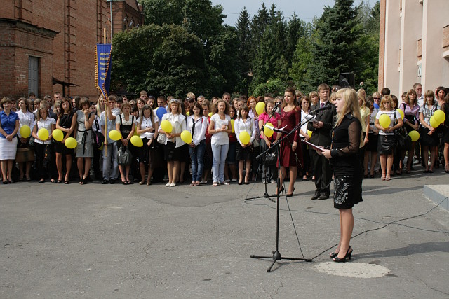 Клятву студента проголошує першокурсниця Наталія Демочко