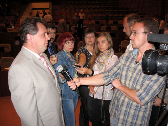 Голова обласної ради відповідає на запитання полтавських журналістів