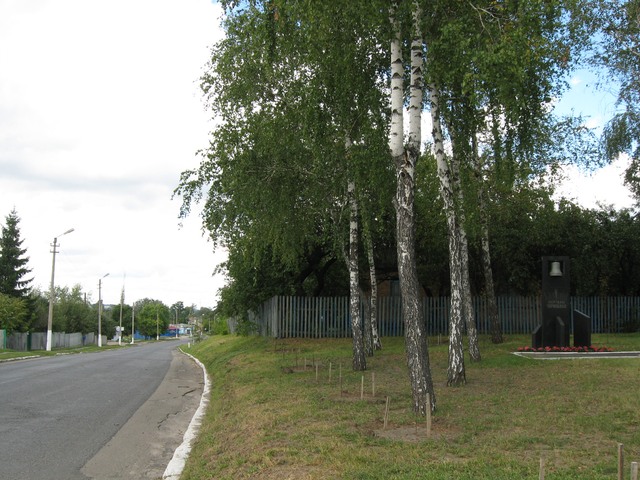 Цією дорогою 27 квітня 1986 року виїжджала місцева мехколона на Чорнобиль. Про справжню мету поїздки людям сказали уже на місці. Пам’ятний знак на честь ліквідаторів аварії на ЧАЕС із Нових Санжар.
