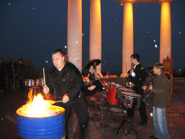 Виявляється на барабанах можна грати з вогнем та під дощем
