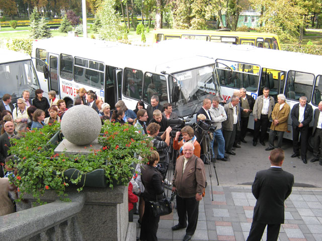 Полтавчане и водители ждут ключи от новеньких автобусов