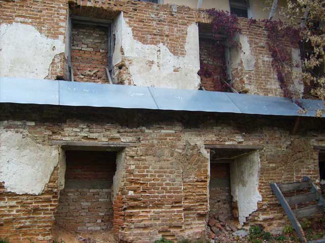 У стінах старих будівель монастиря можна помітити кульові вибоїни – гіркий спадок воєн