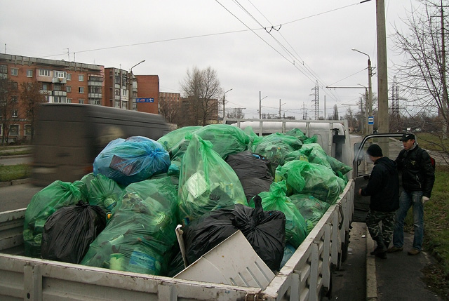 Дві повнісінькі вантажівкі зі сміттям відправилися з берегів Ворскли на сміттєзвалище