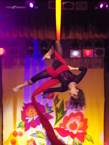 Демонстрували учасниці серед своїх захоплень і повітряну акробатику — танго в повітрі у виконанні №3 Марини Вісич