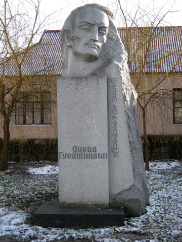 Памятник Д. Гурамишвили в Миргороде
