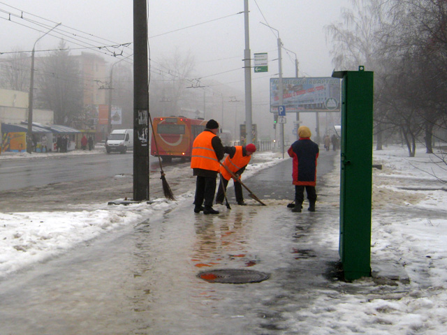 Працівники ЖЕО чистять тротуари від криги