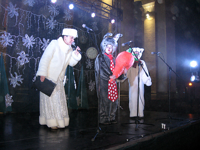 Возле театра Гоголя открыли главную новогоднюю елку Полтавы