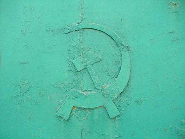 Серп та молот як символи соціалізму на капіталістичних воротах полтавських підприємств
