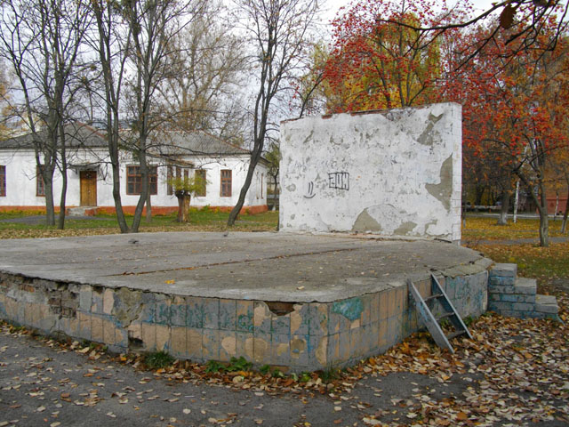 У радянські часи знаходились кошти на утримання навіть таких сцен посеред парків (Павленківський парк)