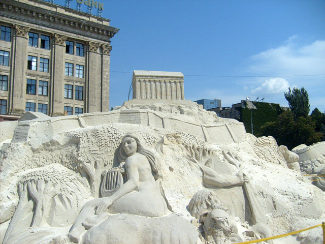 На площі Свободи влітку можна побачити витвори мистецтва із піску