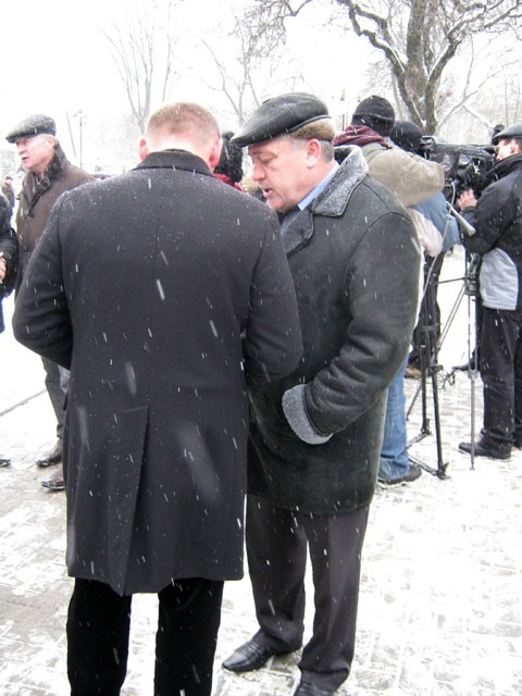 Віктор Животенко (справа) спілкується з В’ячеславом Стеценком