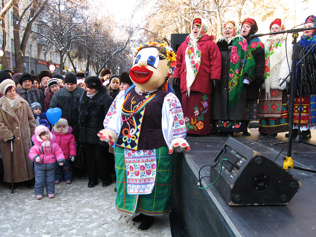 Фотографуватися з персонажами українського фольклору люблять діти