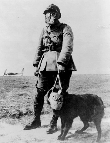 Фрарнцузский сержант с собакой готов к газовой атаке, 1916 г.