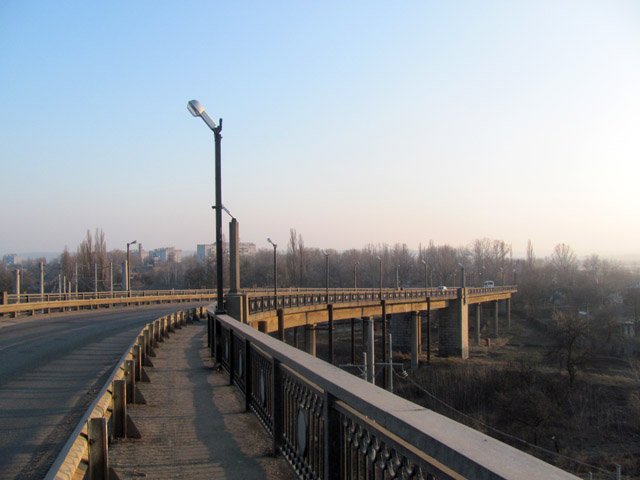 Съезд с моста, в сторону Крюкова