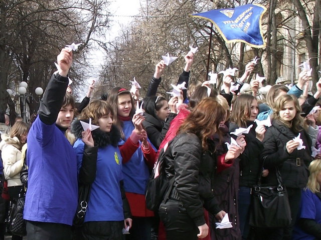 Полтавські студенти та волонтери зробили тисячу паперових журавликів