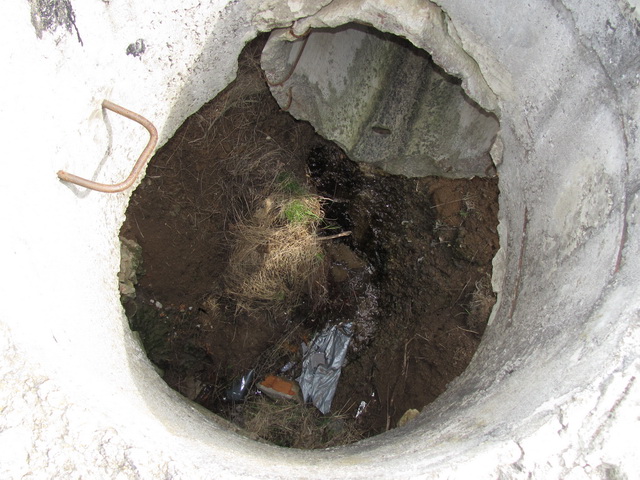 Внутри канализационного колодца