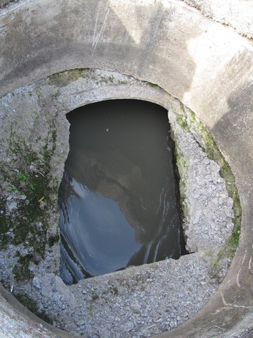 Внутри канализационного колодца