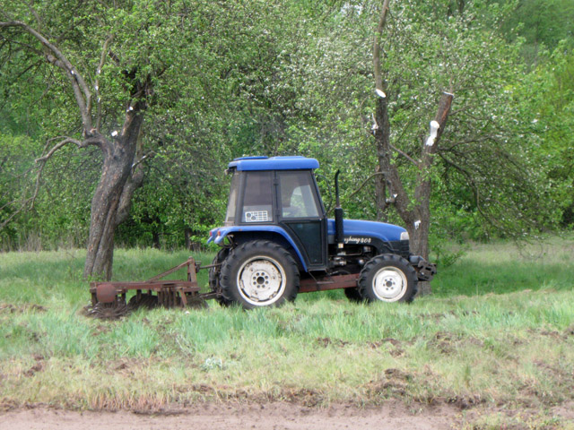 Трактор в поле дыр-дыр-дыр