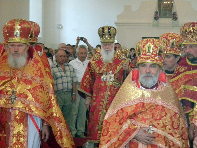 Священики допомагають Патріарху вбратися перед службою