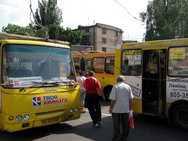 У Полтаві на автобус впав стовп
