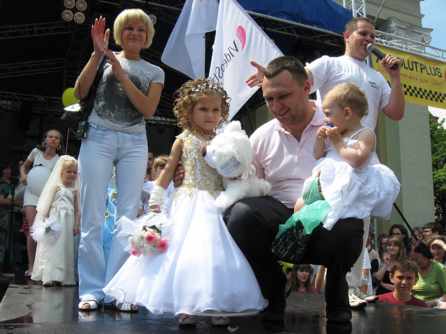 Арт-директор полтавского журнала «Bride» Богдан Звягольский с дочкой вручает приз маленькой Нике