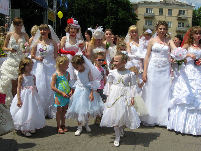 Парад невест в Полтаве нестройными рядами двинулся с Театральной площади к Белой беседке