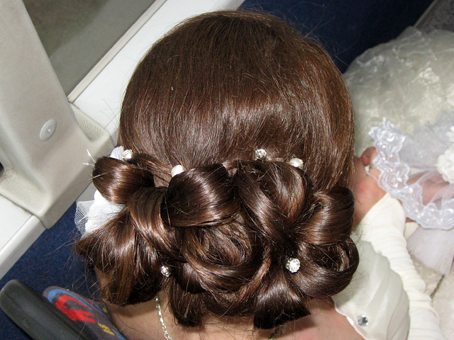 Свадебные прически на средние волосы с фатой с челкой