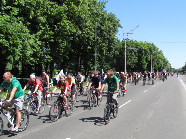Колонна велосипедистов на улице Фрунзе