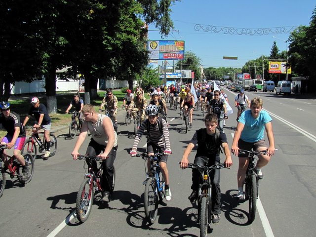 Колонна велосипедистов на улице Фрунзе