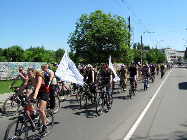 Колонна велосипедистов на улице Степного Фронта