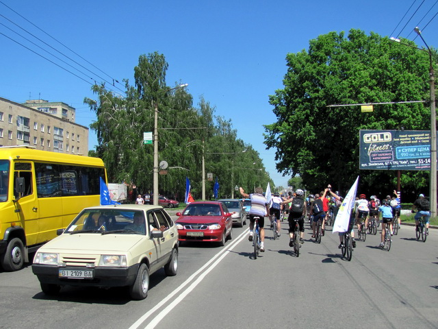 Участники велопробега приветствуют участников автопробега ко дню Европы в Полтаве