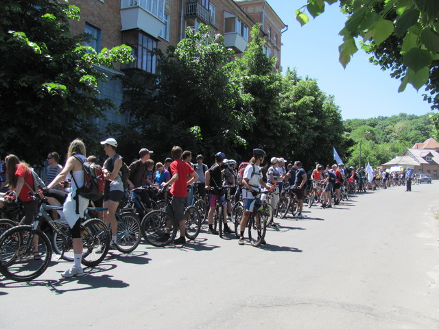 Колонна велосипедистов на улице Пролетарской
