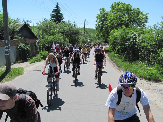 Колонна велосипедистов на улице Тоннельной, поселок Воронина