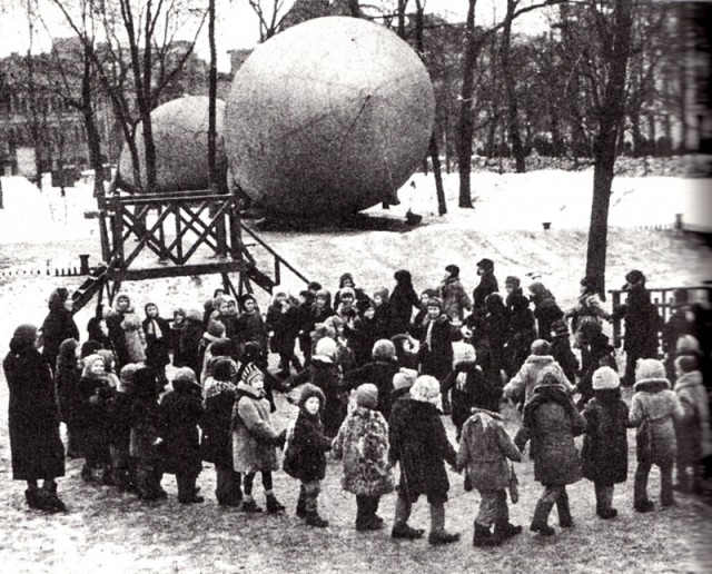 Дети водят хоровод на фоне аэростатов в Москве 1941-го