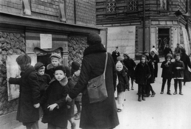 Дети из ленинградского интерната №7 на прогулке