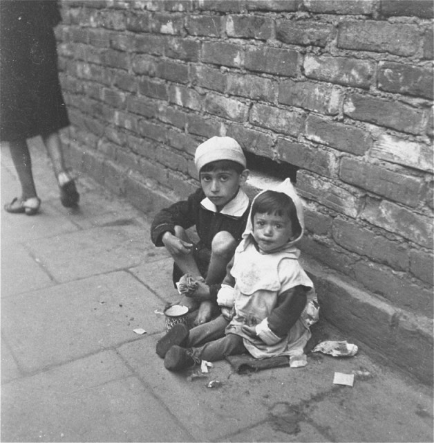 Еврейские дети просят еду на улице в варшавском гетто