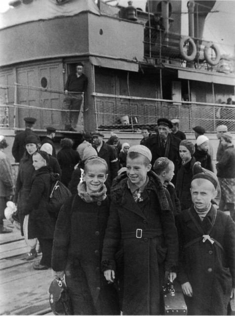 Ленинградские школьники перед отправкой в эвакуацию