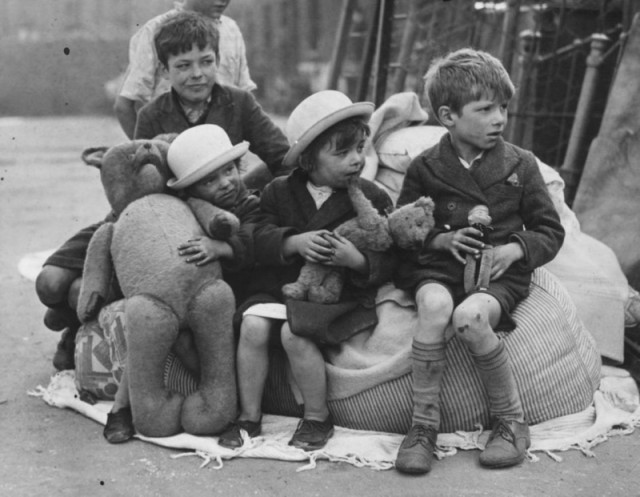 Лондонские дети смотрят на свой дом, разрушенный после немецкого налета