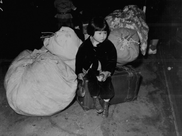 Маленькая девочка из японской семьи  в Сан-Франциско ожидает отправки в концлагерь
