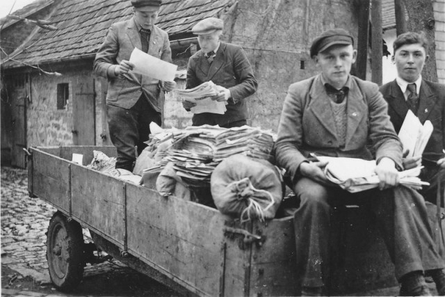 Немецкие подростки развозят газеты в тылу