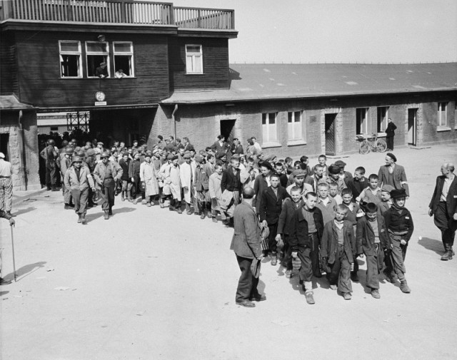 Освобожденные дети-заключенные Бухенвальда выходят из ворот лагеря
