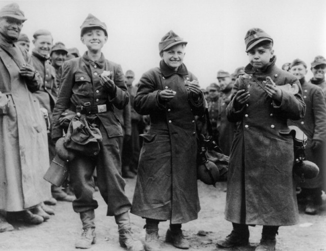 Пленные 14-летние немецкие солдаты из Гитлерюгенд в Берштадте