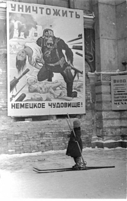 Ребенок на улице блокадного Ленинграда 