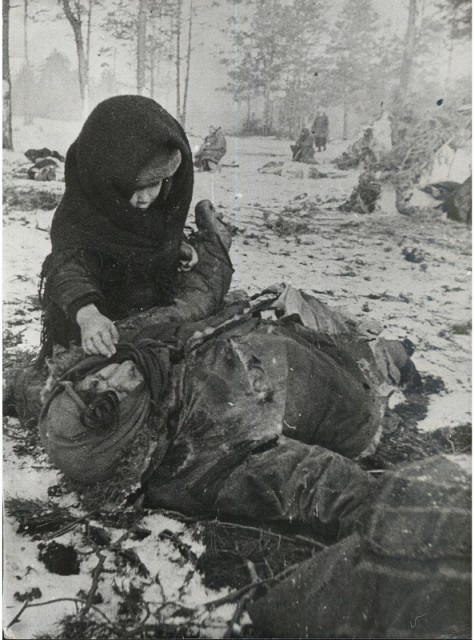 Советский ребенок рядом с убитой матерью