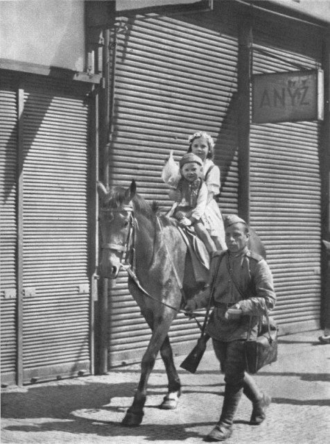 Советский солдат катает чешских детей на лошади