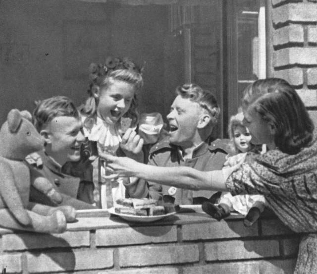 Чешские девочки угощают советских офицеров пирожными